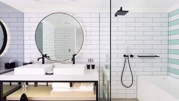 Badewanne und Dusche (separat), Designer-Toilettenartikel, Haartrockner