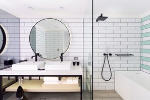Separate tub and shower, designer toiletries, hair dryer, bathrobes - QT Bondi (Bondi Beach)
