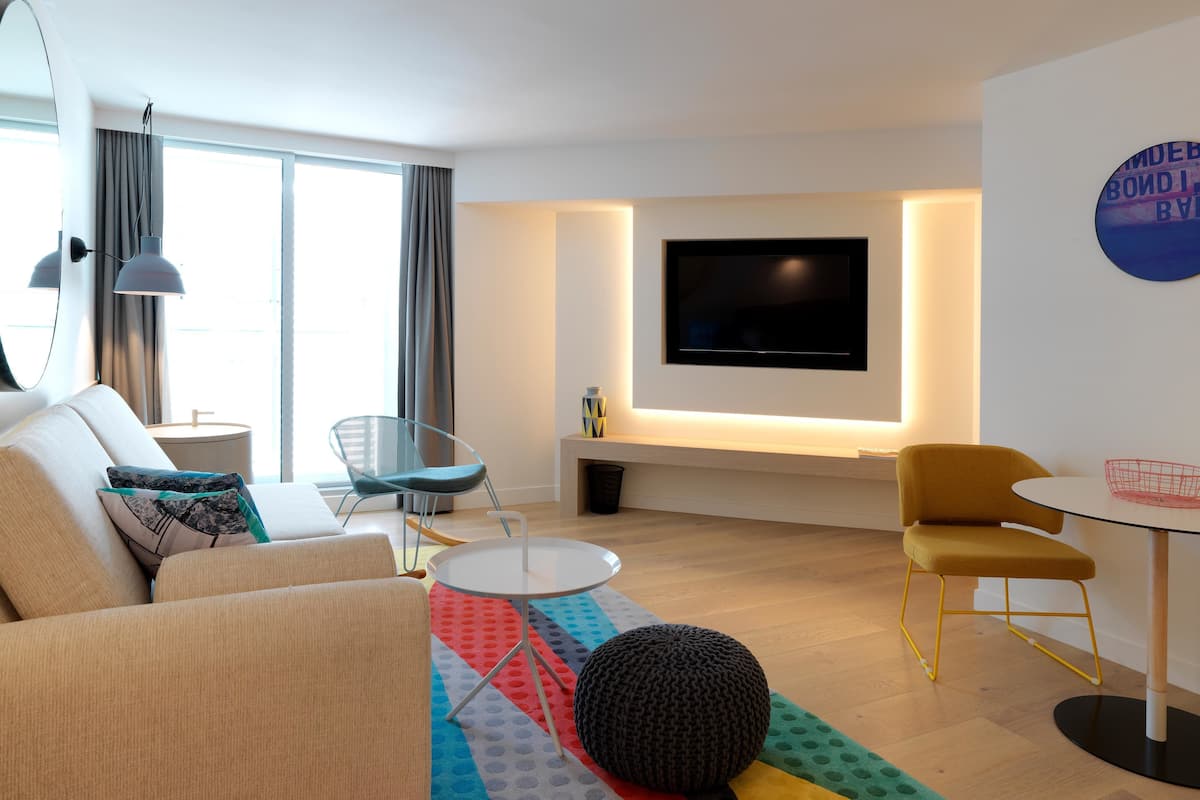 QT Atrium Suite | Premium bedding, minibar, in-room safe, desk