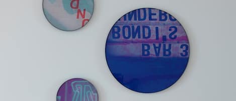 Tres adornos circulares para la pared con texto y diseños abstractos.