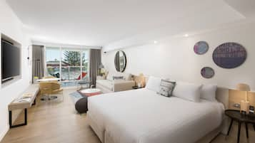 Deluxe Studio, 1 King Bed | Premium bedding, minibar, in-room safe, desk