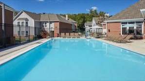 Una piscina amb gandules i una tanca.