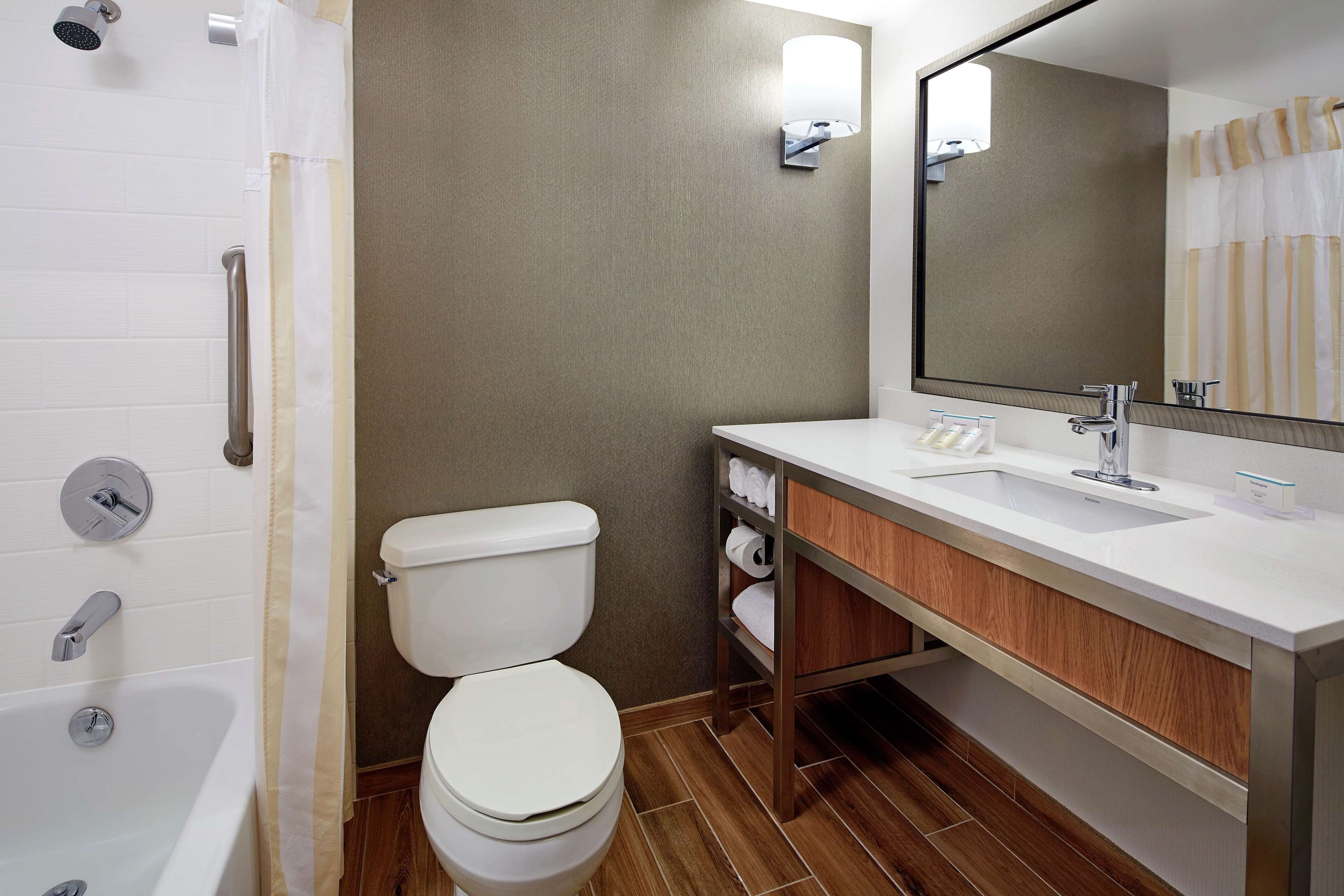 combined shower/bathtub, free toiletries, hair dryer, towels