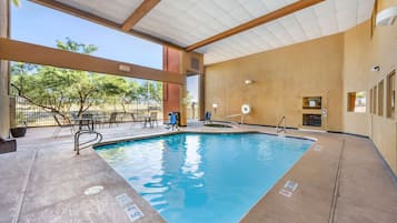 Una piscina al aire libre de temporada