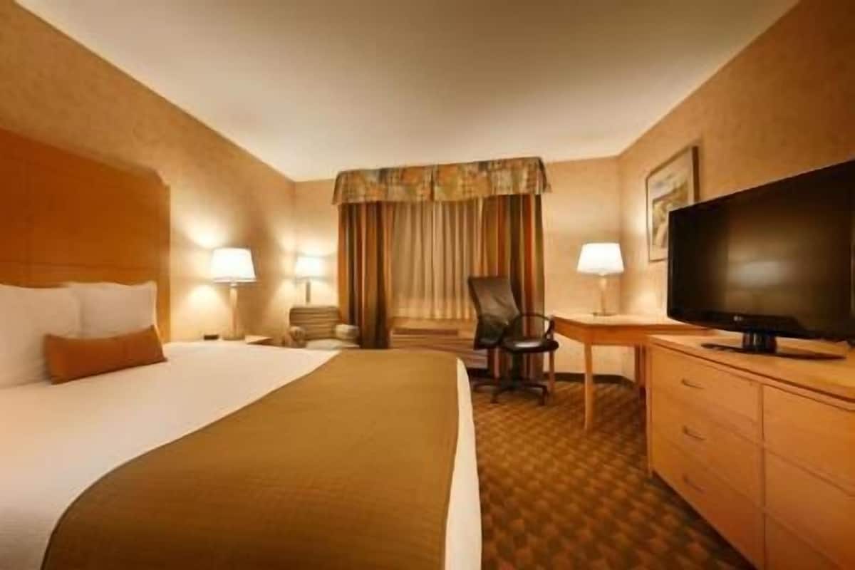 Individually decorated, individually furnished, desk, laptop workspace