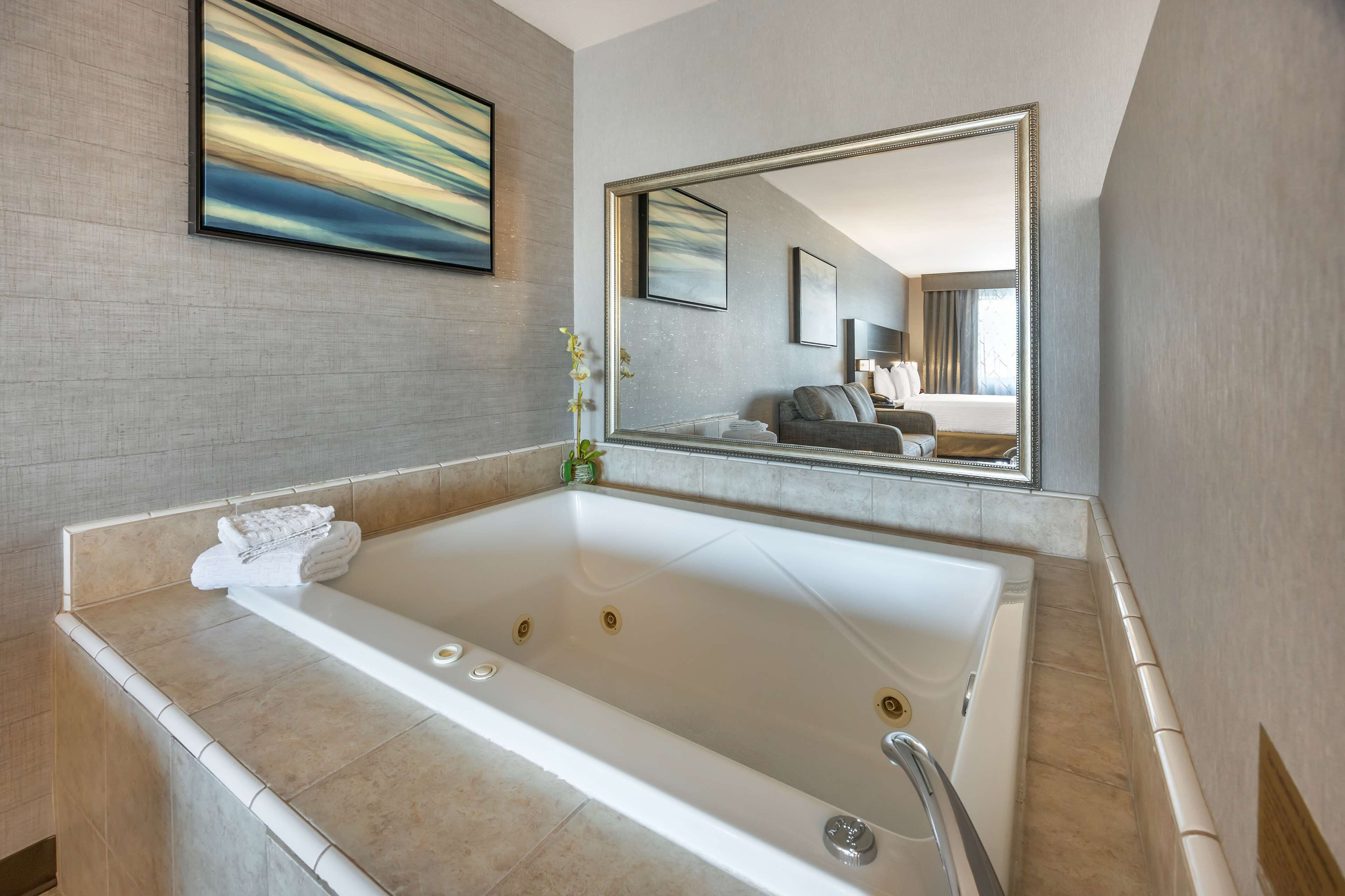 suite, 1 king bed, non smoking, hot tub | individually decorated, individually furnished, desk, laptop workspace