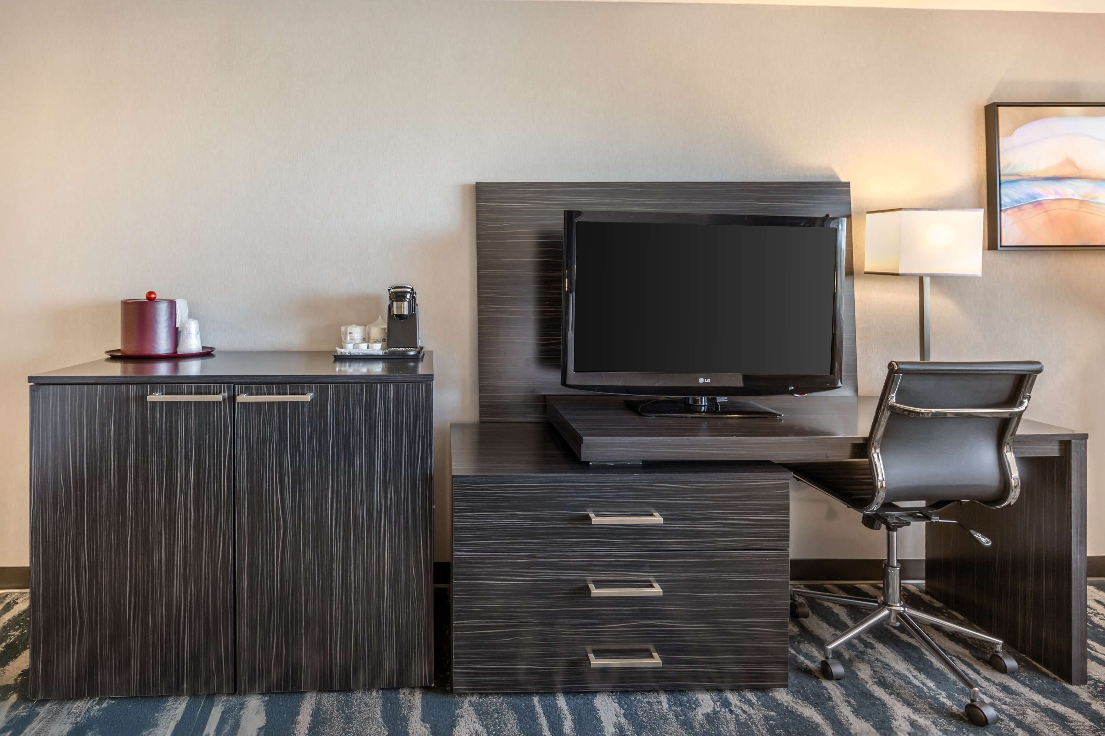 standard room, 1 king bed, non smoking | individually decorated, individually furnished, desk, laptop workspace