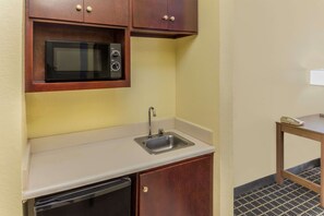 Fridge, microwave, coffee/tea maker - Days Inn & Suites by Wyndham Union City (Union City)