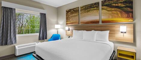 Escritorio, cortinas blackout y tabla de planchar con plancha