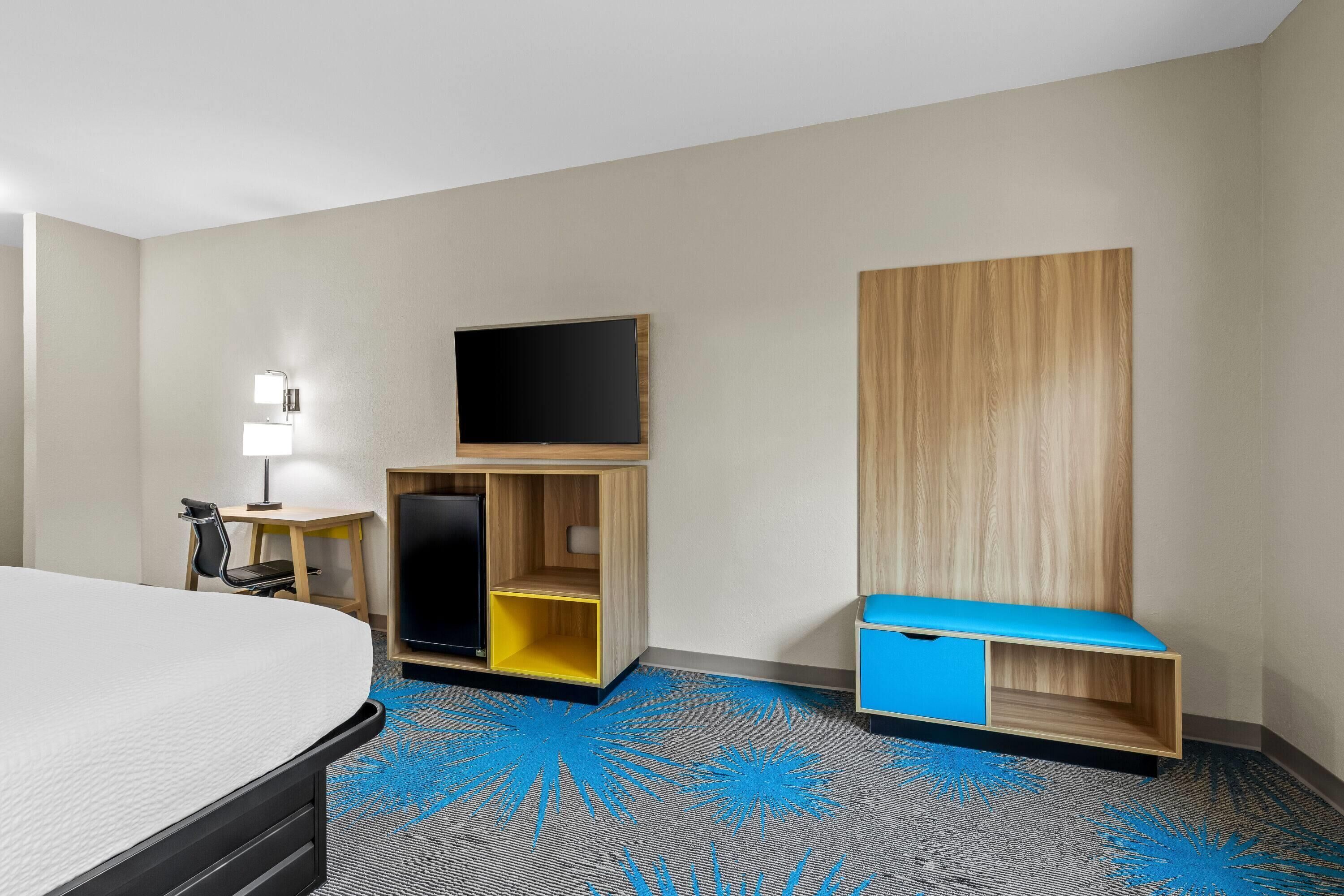 Room, 1 King Bed, Non Smoking | Desk, blackout drapes, iron/ironing board, free cribs/infant beds