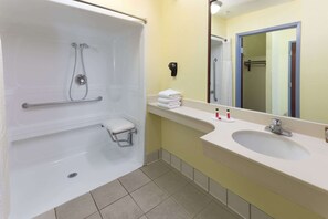 Combined shower/bathtub, free toiletries, hair dryer, towels