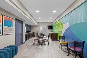 Breakfast area - Days Inn & Suites by Wyndham Union City (Union City)