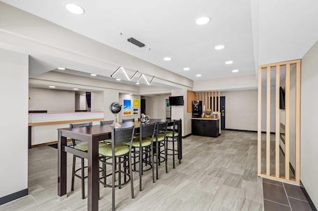 Lobby. Days Inn & Suites by Wyndham Union City