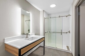 Room, 1 King Bed, Accessible, Non Smoking | Accessible bathroom - Days Inn & Suites by Wyndham Union City (Union City)