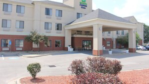 A hotel with a covered entrance, multiple windows, and a parking lot. - Holiday Inn Express Kansas City-Liberty by IHG (Kansas City)
