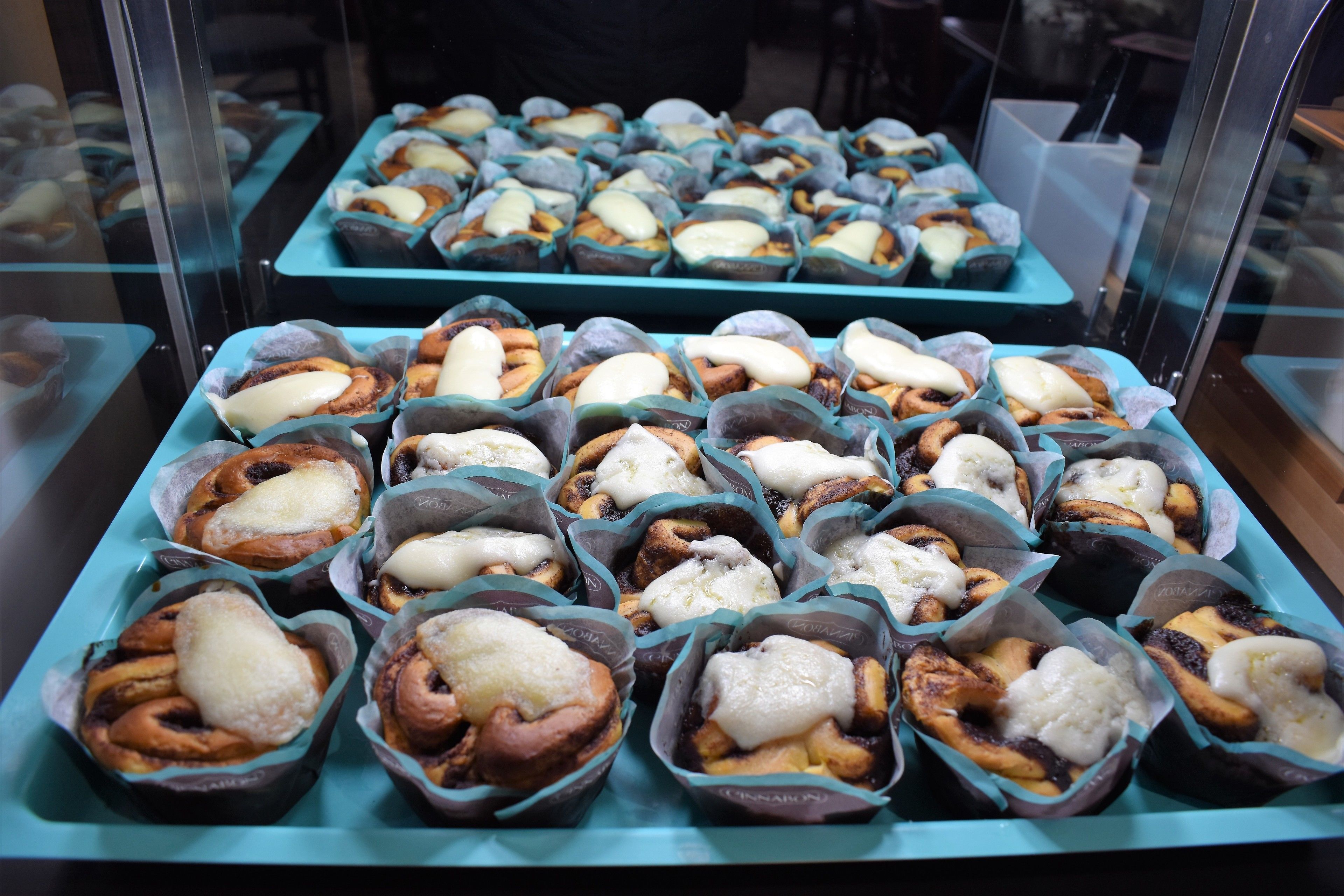 Bandejas de pasteles en una vitrina de pastelería.