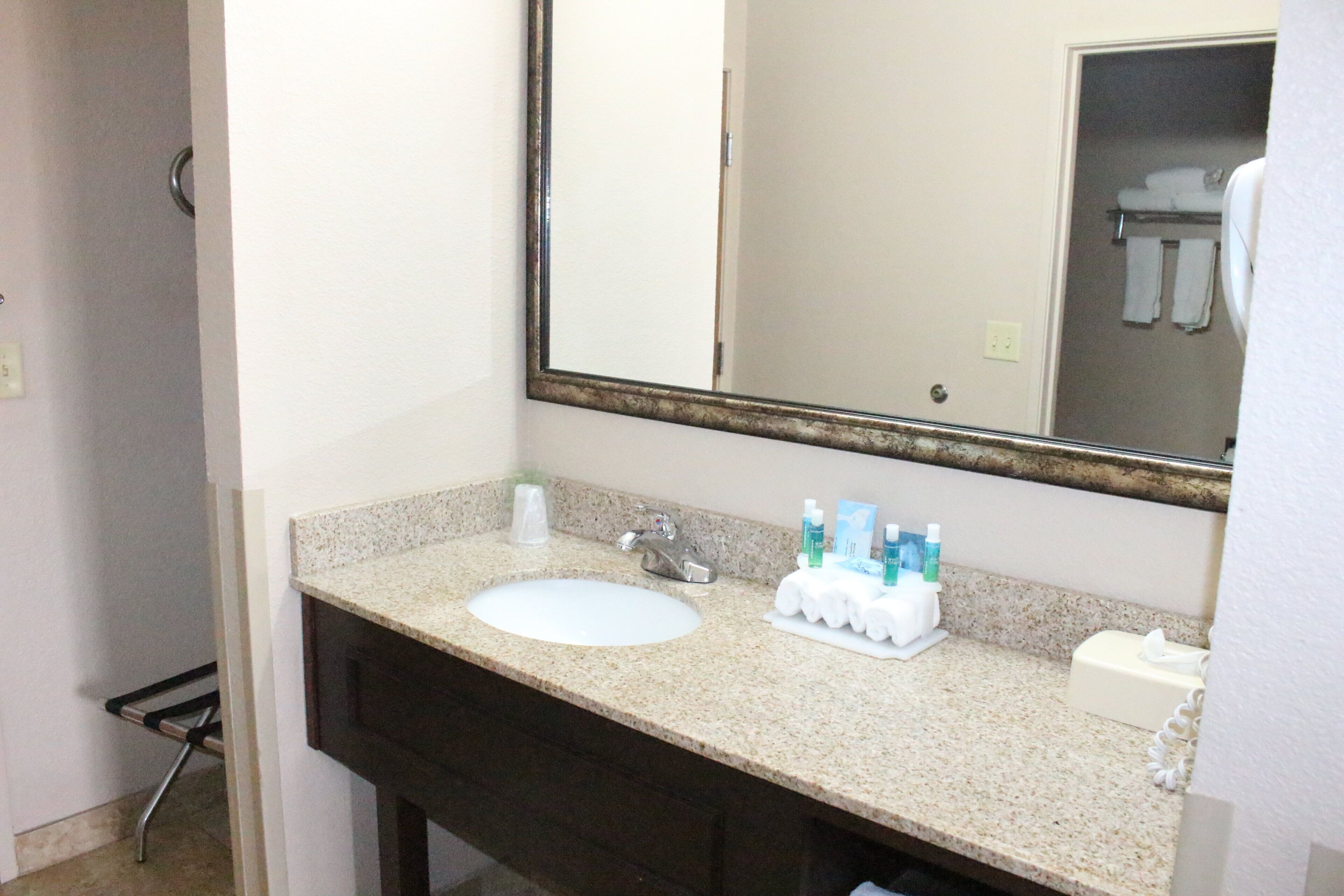 Combined shower/bathtub, hair dryer, towels