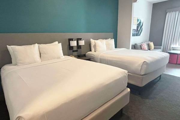 Suite - flere senge | Premium-sengetøj, senge med topmadrasser, pengeskab på værelset