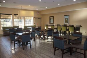 Free daily buffet breakfast  - Comfort Inn & Suites Burnet (Burnet)