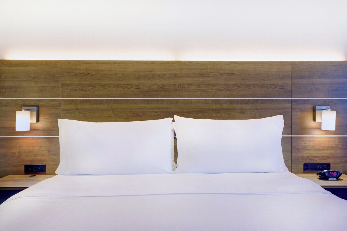 In-room safe, desk, iron/ironing board, WiFi (free)