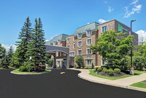 A multi-story hotel with a brick facade, a covered entrance, and a landscaped driveway. - Holiday Inn Express Whitby by IHG (Whitby)