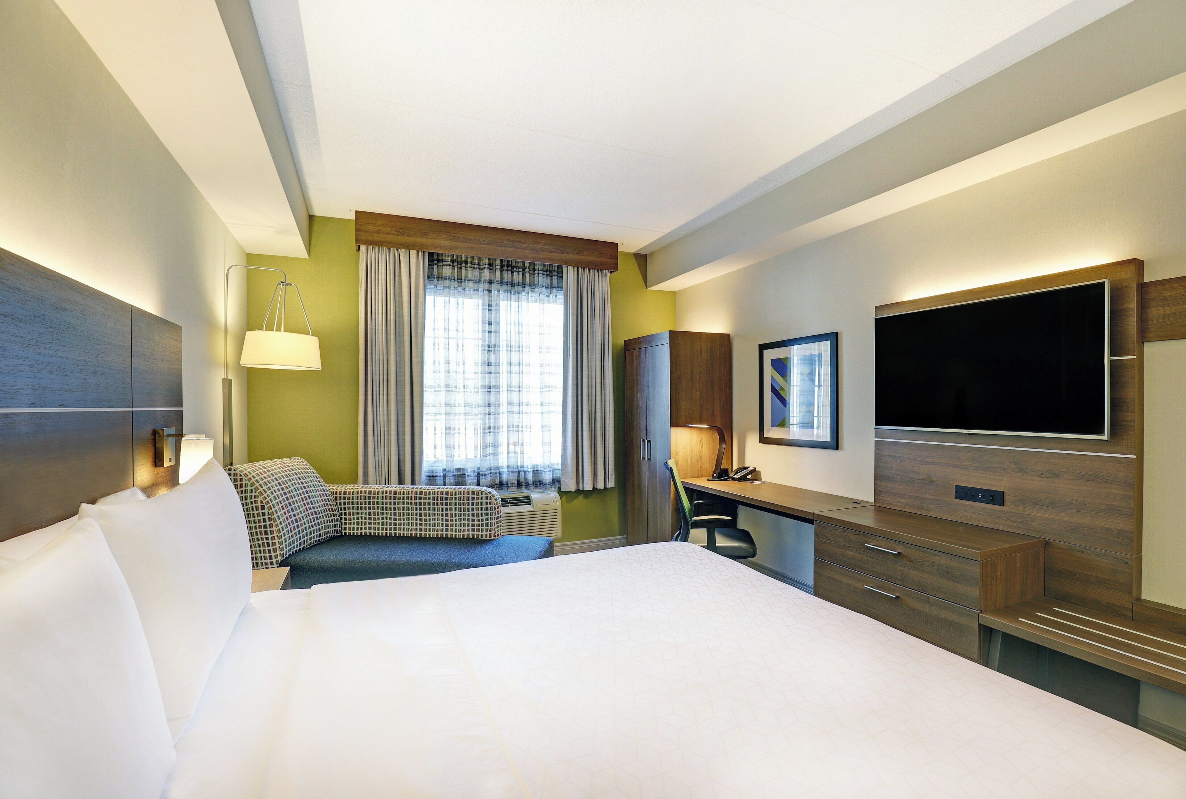 Standard Room, 1 King Bed | In-room safe, desk, iron/ironing board, WiFi (free)