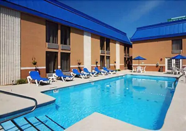 Kauden mukainen ulkouima-allas