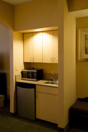A compact kitchen with a microwave, sink, and dishwasher. - Holiday Inn Express Hotel & Suites Oxford by IHG (Oxford)