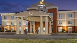 A Comfort Inn hotel with a covered entrance, multiple floors, and a brick facade. - Comfort Inn US Hwy 80 (Demopolis)