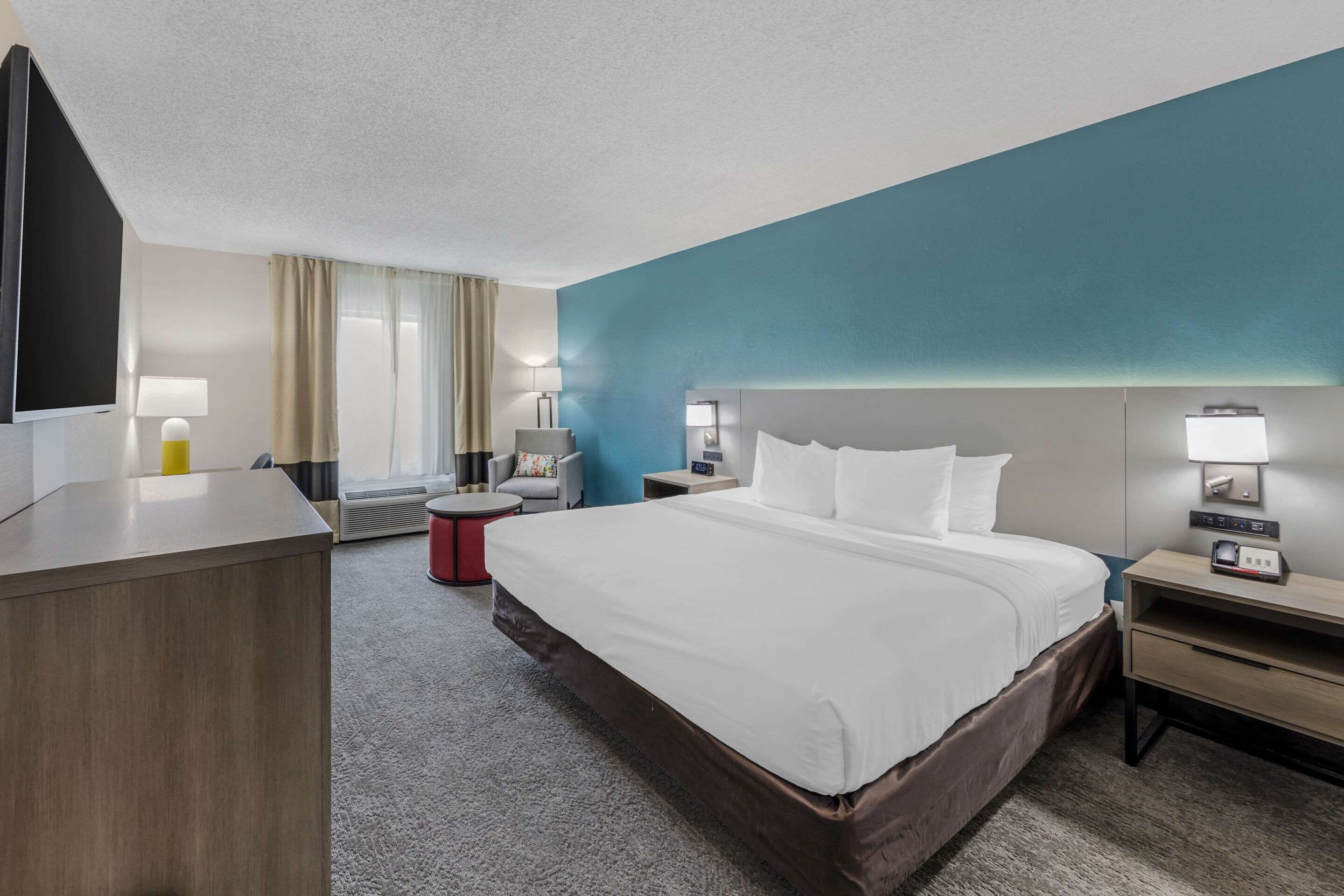 standard, one king bed, non-smoking | desk, laptop workspace, blackout curtains, iron/ironing board