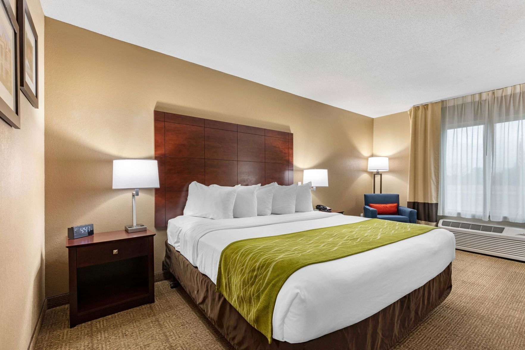 Bureau, espace de travail pour ordinateur portable, rideaux occultants