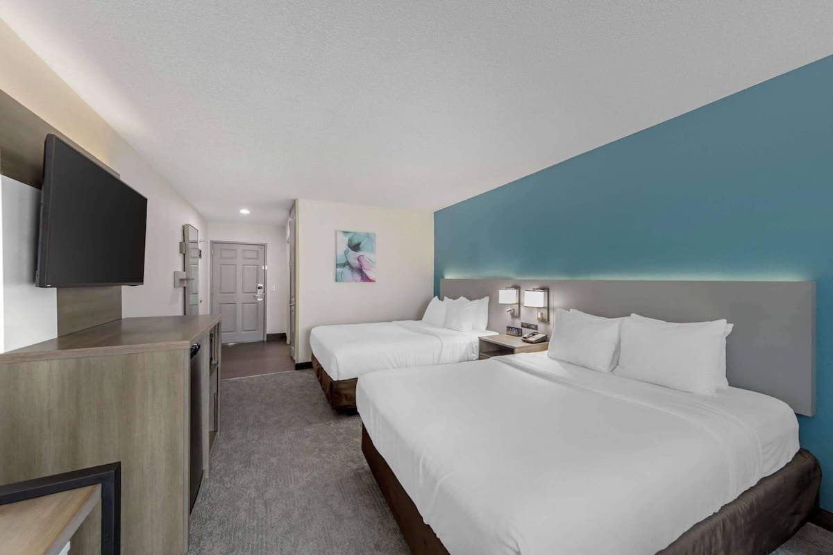 Escritorio, espacio para trabajar con laptop y cortinas blackout