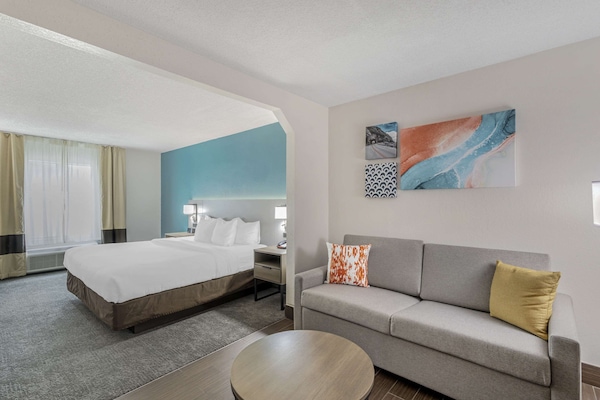 Escritorio, espacio para trabajar con laptop y cortinas blackout