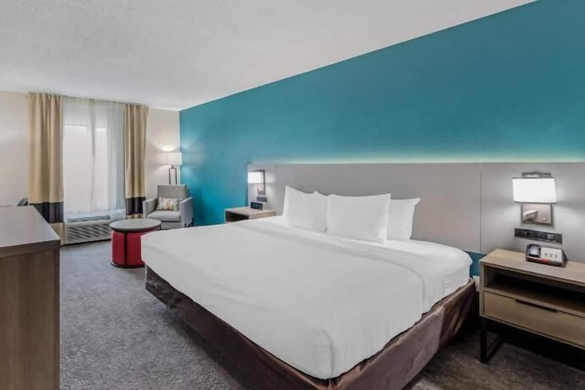 Escritorio, espacio para trabajar con laptop y cortinas blackout