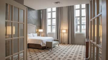 Suite, king bed, sofa bed, kitchen, whirlpool tub | Allergikerbettwaren, Zimmersafe, Verdunkelungsvorhänge