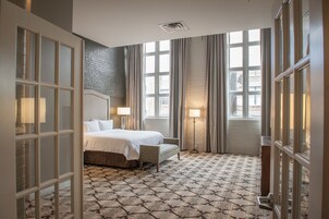 Ropa de cama hipoalergénica y caja de seguridad en la habitación 