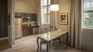 Studio suite, king bed, sofa bed, kitchen, whirlpool tub | 私人廚房 | 咖啡機/沖茶器、電冰箱、微波爐、鍋具/餐盤/廚房用品