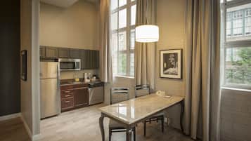 Studio suite, king bed, sofa bed, kitchen, whirlpool tub | Private kitchen | Fridge, microwave, coffee/tea maker, cookware/dishes/utensils