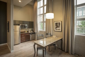 Studio suite, king bed, sofa bed, kitchen, whirlpool tub | Private kitchen | Fridge, microwave, coffee/tea maker, cookware/dishes/utensils - Hampton Inn & Suites New Orleans Convention Center (New Orleans)