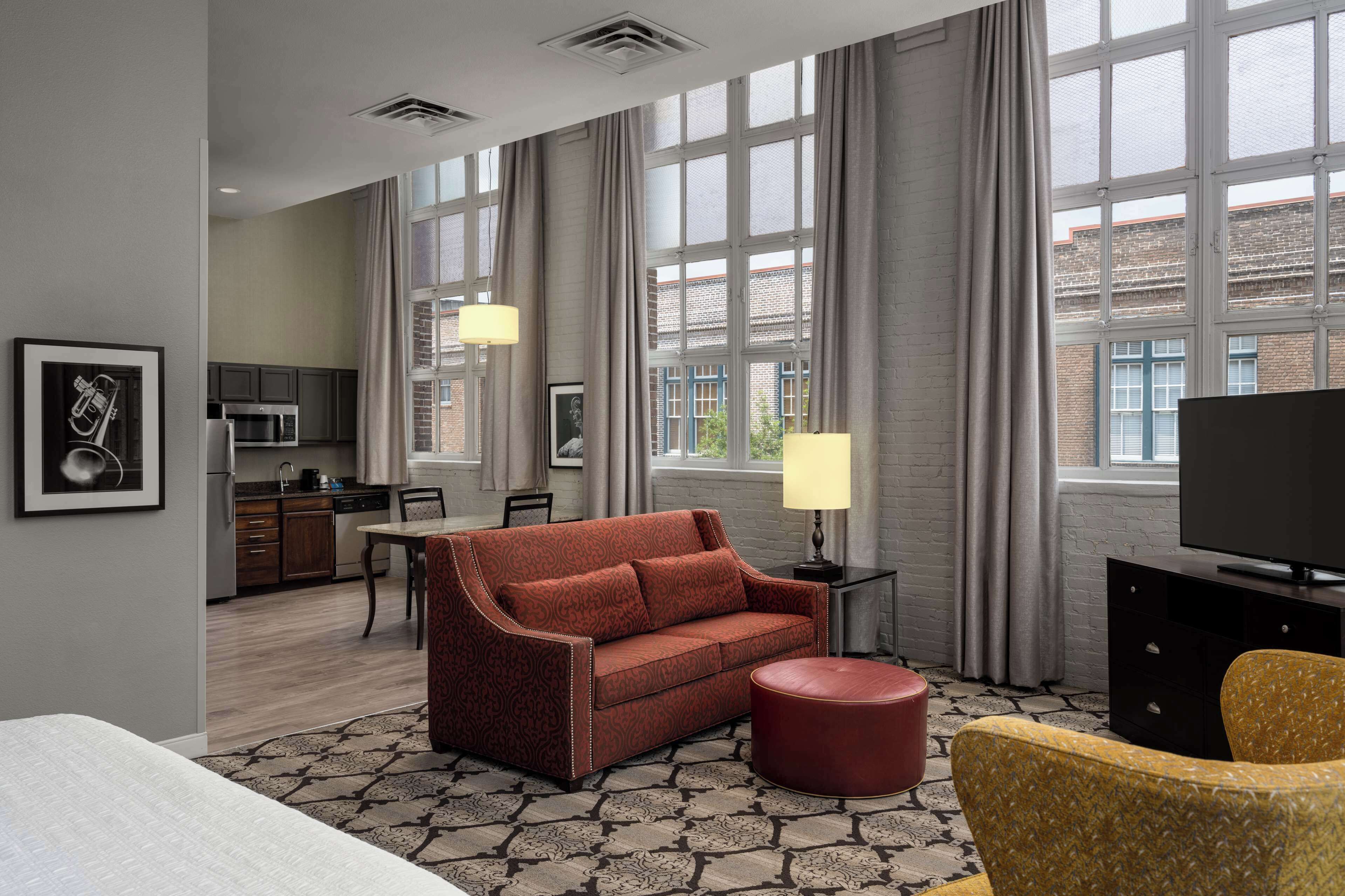 スタジオ キングベッド 1 台 禁煙 キッチン | リビング エリア | 42 インチ の薄型テレビ (ケーブル放送視聴可)、テレビ、iPod ドック