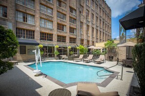 Outdoor pool, open 9:00 AM to 10:00 PM, pool umbrellas, pool loungers - Hampton Inn & Suites New Orleans Convention Center (New Orleans)