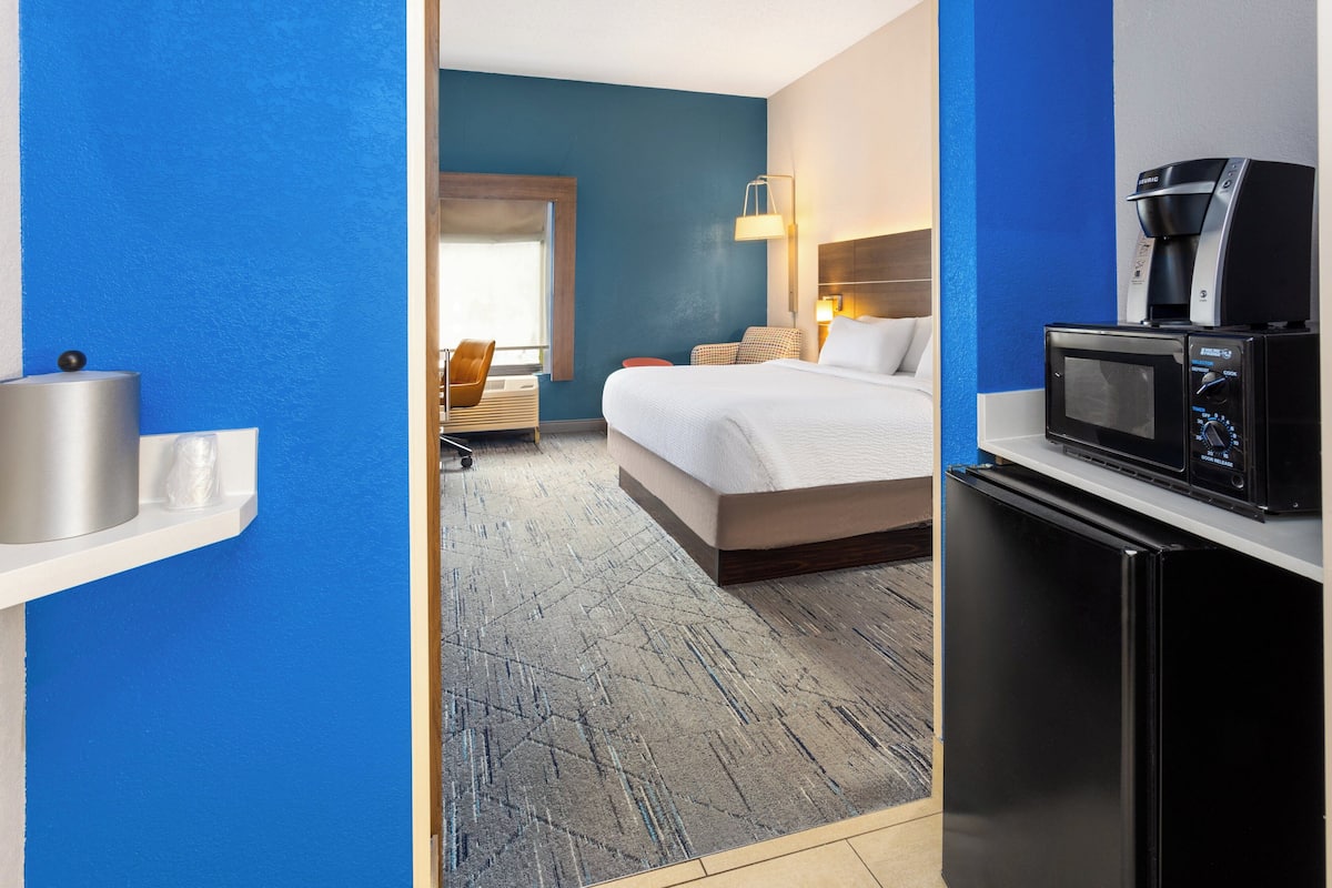 Standard Room, 1 King Bed, Accessible, Non Smoking (Communications, Mobility) | Premium bedding, pillowtop beds, in-room safe, desk