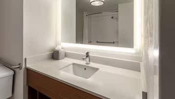 Combined shower/bathtub, free toiletries, hair dryer, towels