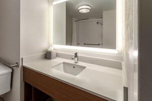 Bañera con ducha, artículos de tocador gratuitos, secador de pelo
