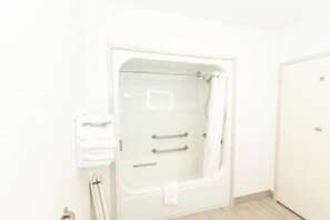 Chambre, 2 grands lits, accessible aux personnes à mobilité réduite, non-fumeur | Salle de bain