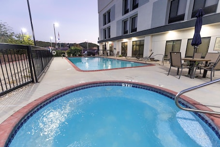 Outdoor pool. Hampton Inn Kerrville