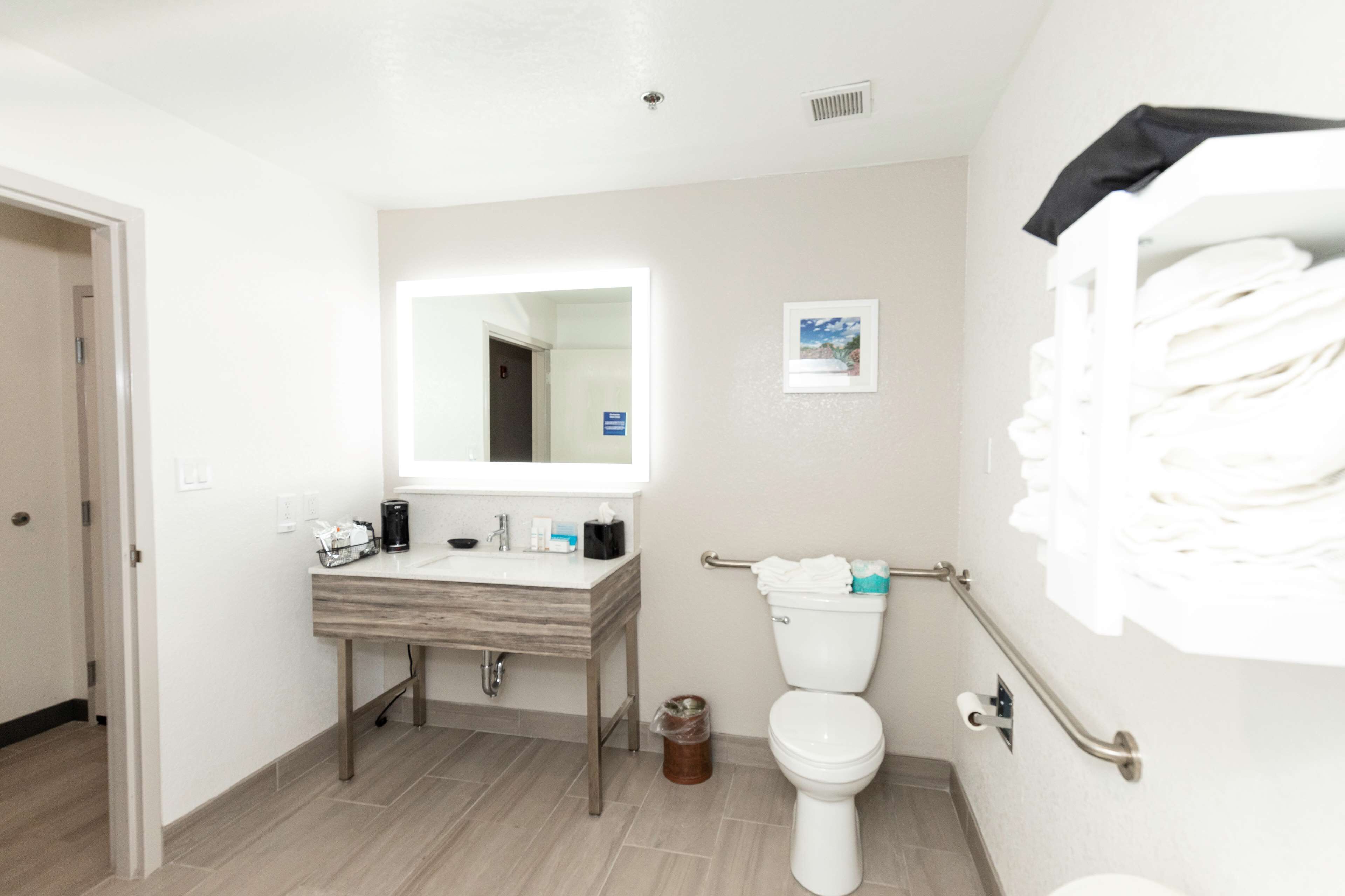 room, 1 king bed, accessible, non smoking | bathroom | hair dryer, towels