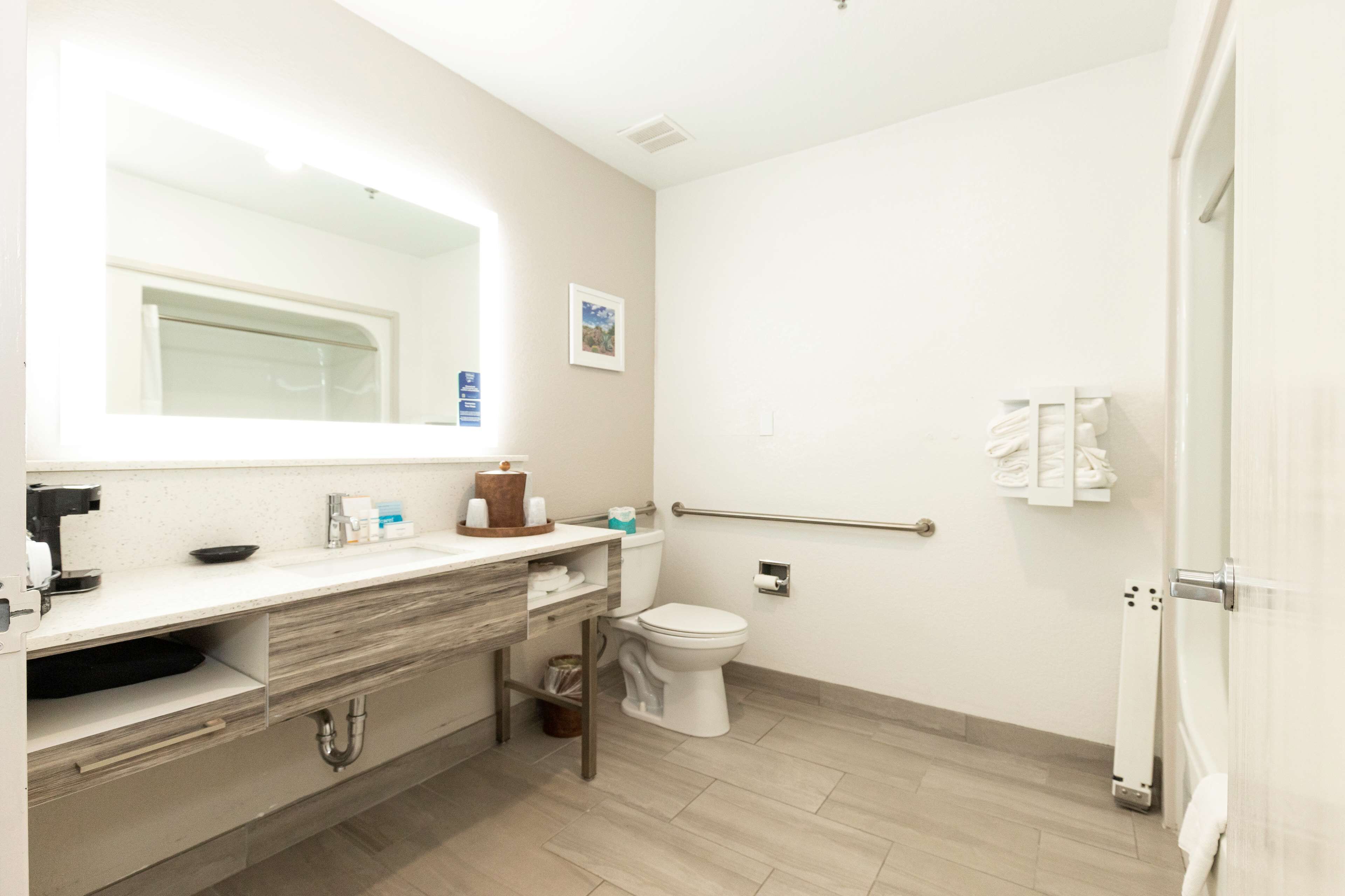 room, 1 king bed, accessible, bathtub (mobility & hearing) | bathroom | hair dryer, towels