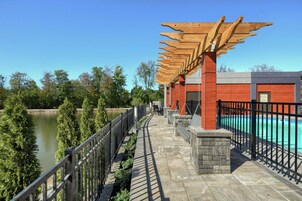 季节性开放的室外游泳池