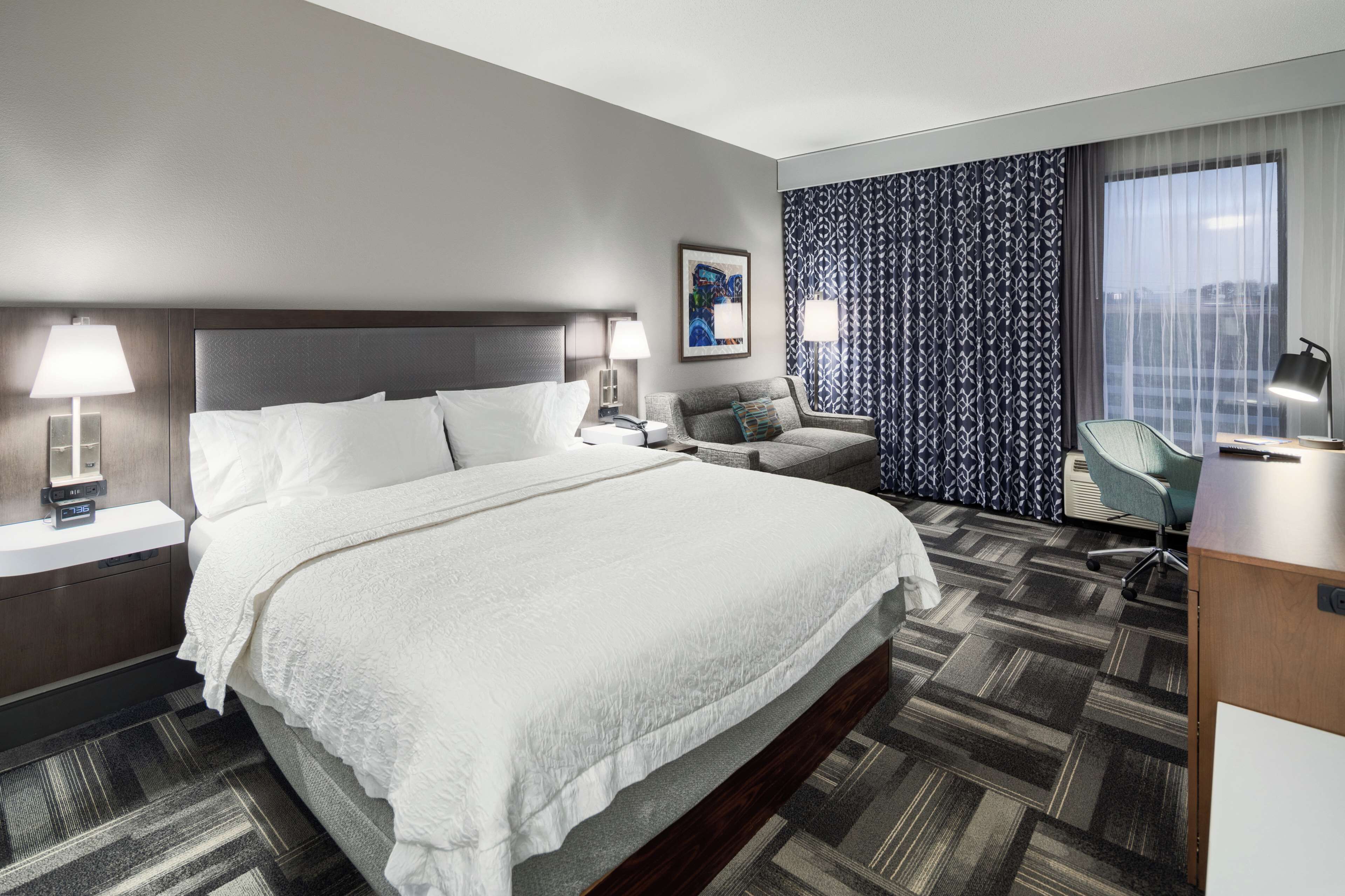 Ropa de cama hipoalergénica, minibar y escritorio 